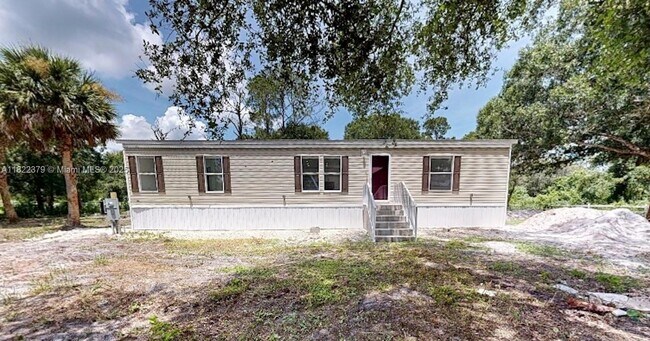 Building Photo - 720 N Riverside St