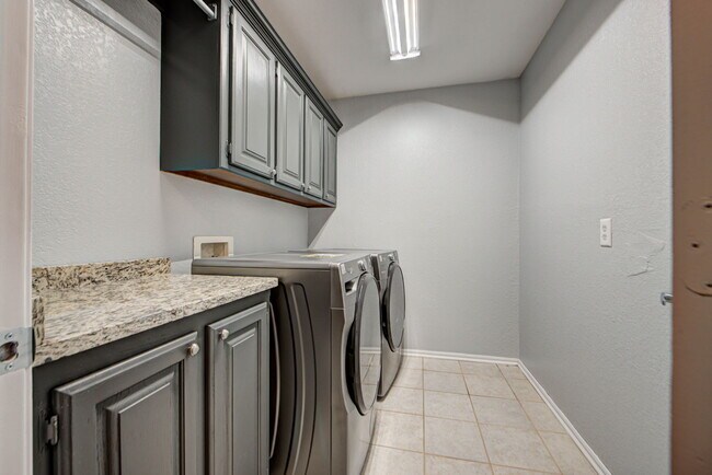 Building Photo - 1817 SE 1st St