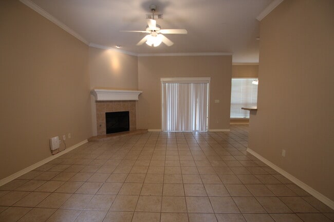 Building Photo - Stunning 3 Bedroom in Vineyard Estates Com...