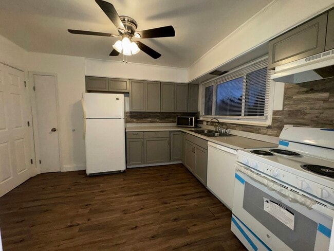 Building Photo - 2363 E Maple Rd