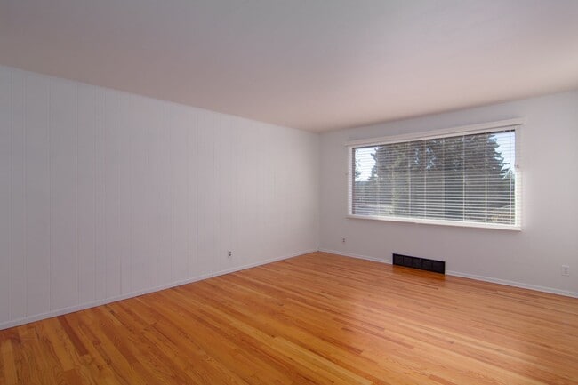 Building Photo - ***MOVE IN SPECIAL 1/2 OFF FIRST FULL MONTH'S RENT***  3 Bed 1.5 Bath Home in Shadle neighborhood...