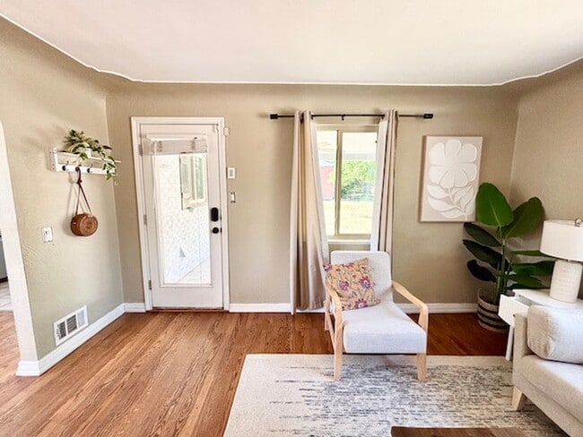 Building Photo - FREE AUGUST RENT!! - Sweet Bungalow in Par...