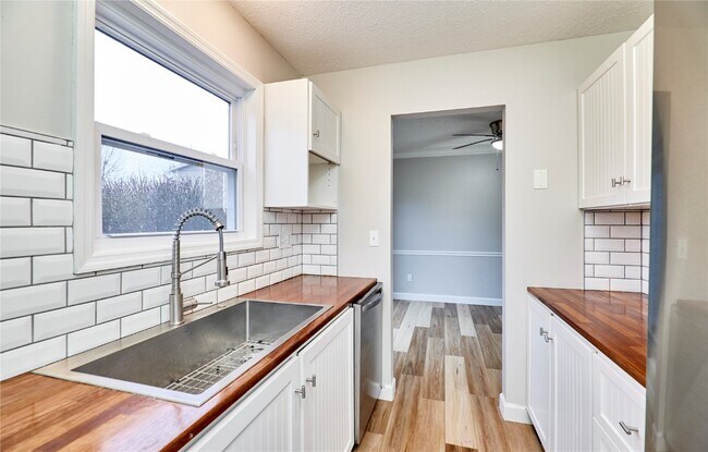 Building Photo - 2402 Savoy Dr