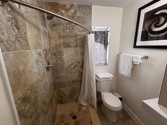 Building Photo - Unfurnished Beautiful Studio Retreat in Treasure Island – Minutes from the Beach!