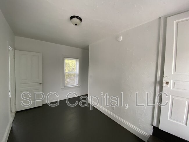 Building Photo - 124 Cedar St