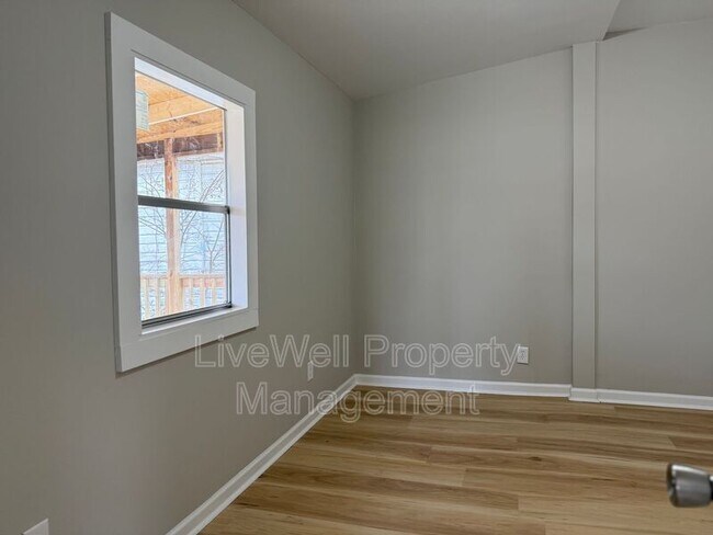 Building Photo - 353 16th Ave N