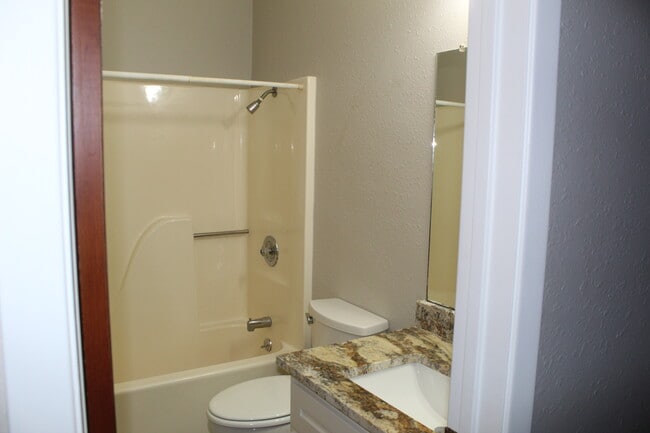 Building Photo - 1414 N Live Oak St