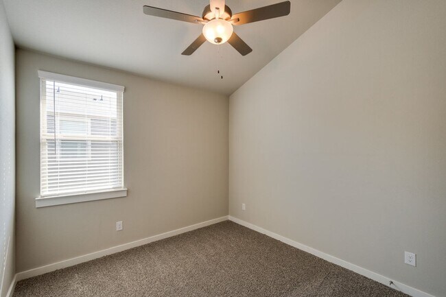 Building Photo - AVAILABLE NOW! GORGEOUS 2 BEDROOM FOUR PLE...