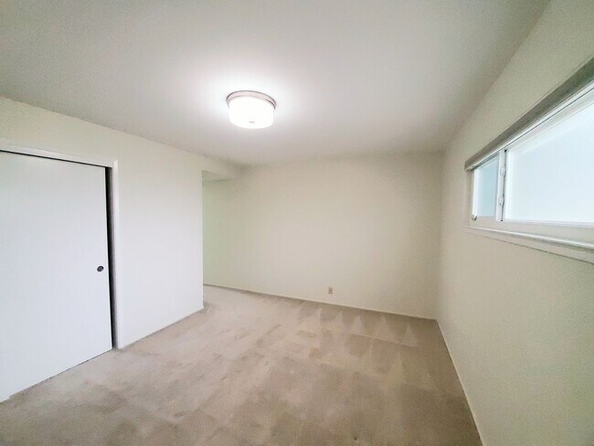 Building Photo - Lovely top floor condo unit; 2 bed/ 2 bath