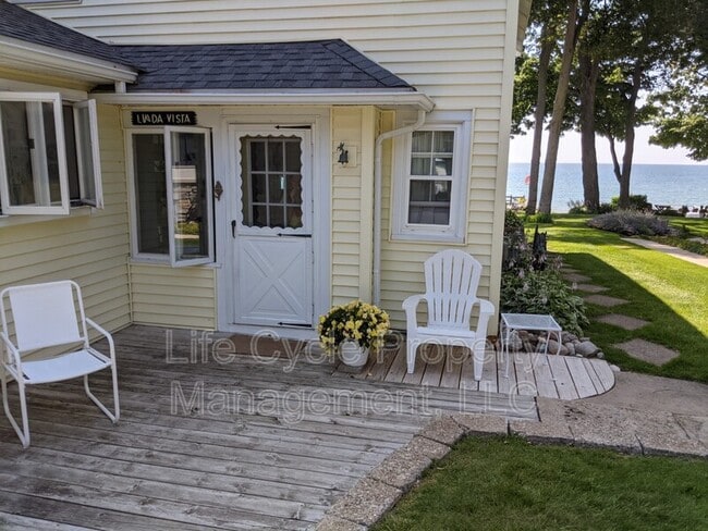 Building Photo - 2421 Lakefront Dr