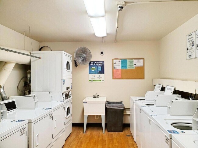 Building Photo - 1500 Robin Cir