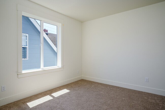 Building Photo - 37 NE 78th Ave