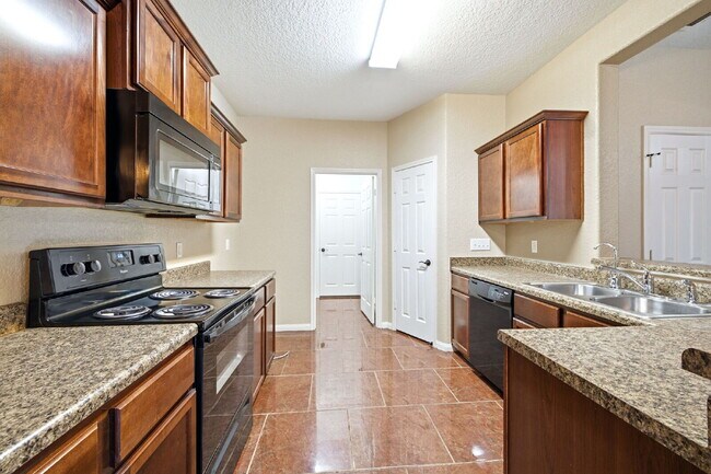 Building Photo - House in a Gated community with SOLAR PANELS!