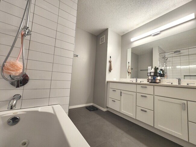 Building Photo - 9655 Woods Dr