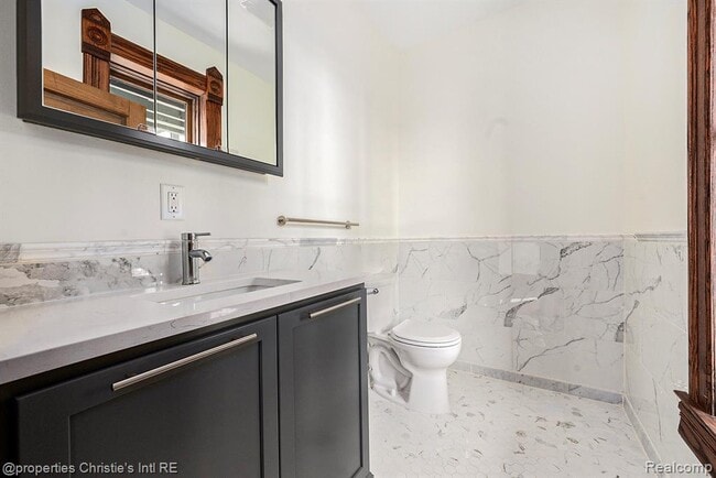 Building Photo - 701 W Canfield St