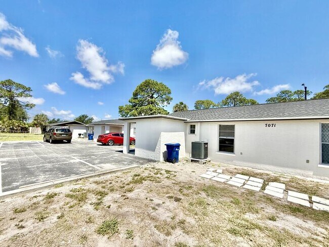 Building Photo - 7071 Bee Ridge Rd