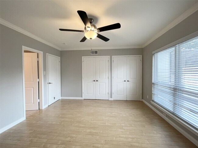 Building Photo - 1801 Stoney Brook Dr