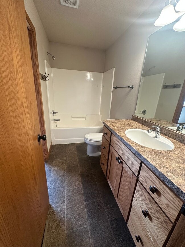 Building Photo - 4 Bedroom Townhome