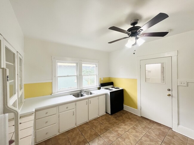 Building Photo - 925 E Wilson Ave