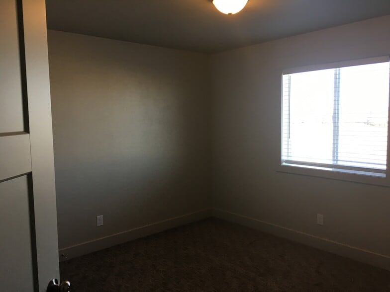 Building Photo - 668 Caribou St