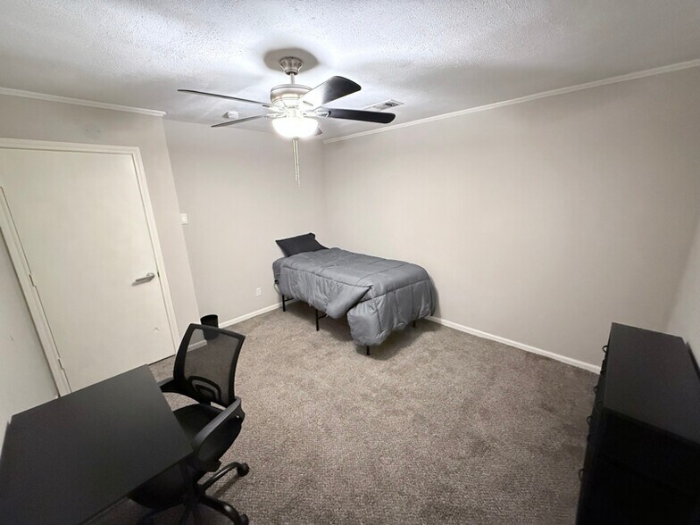 Building Photo - 7418 Oscar Dr