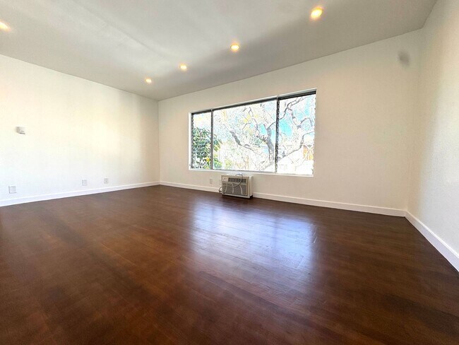 Primary Photo - Fully Renovated 2-Bedroom in Prime West Ho...