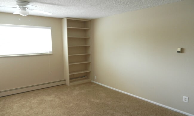 Building Photo - 4150 Monroe Dr