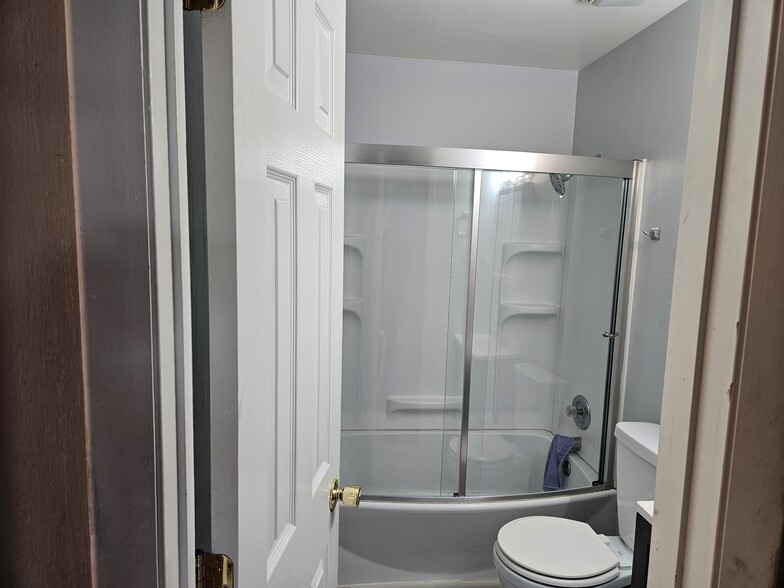 Building Photo - 655 Deepwoods Dr