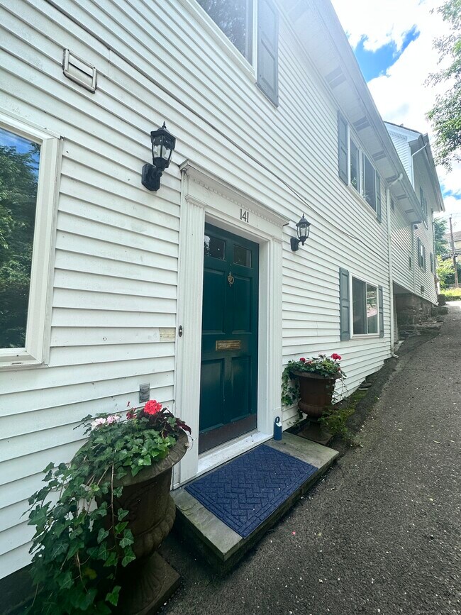 Building Photo - 141 Davis Ave