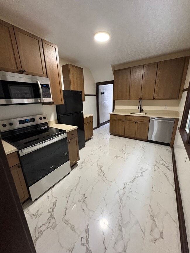 Building Photo - 327 E 7th St