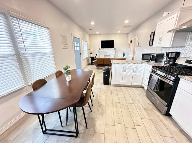 Full Kitchen with Dining Table - 1111 N Stevens St