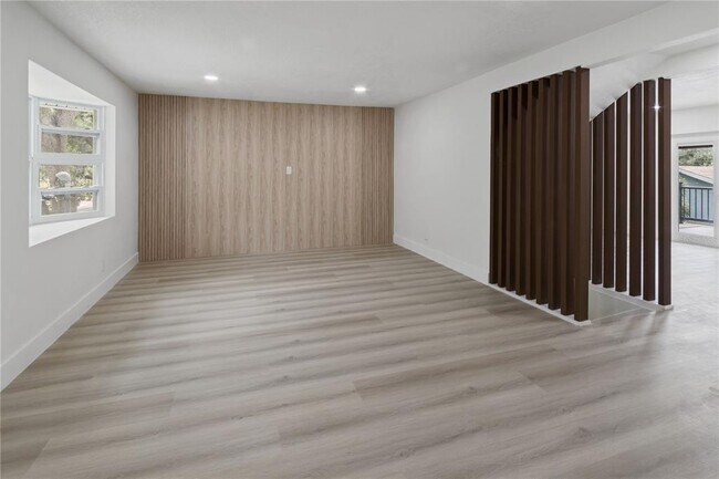 Building Photo - 3232 W Oakellar Ave
