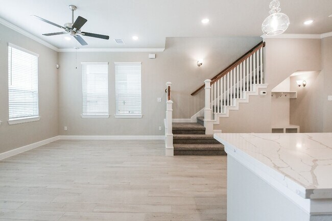 Building Photo - 3112 La Rambla Dr