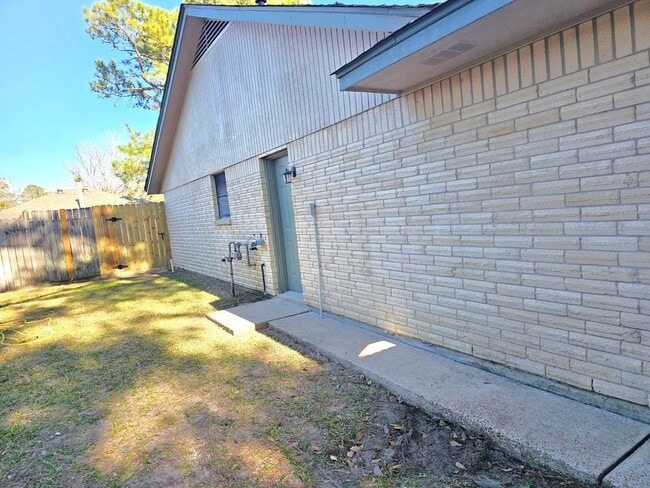 Building Photo - 2327 Shadbury Ct