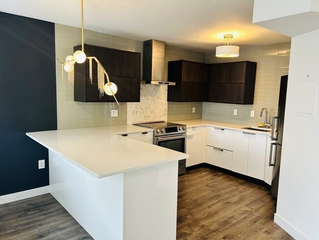 Building Photo - 300 Lynn Shore Dr