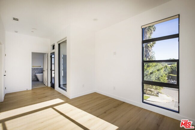 Building Photo - 2651 Vineyard Ave