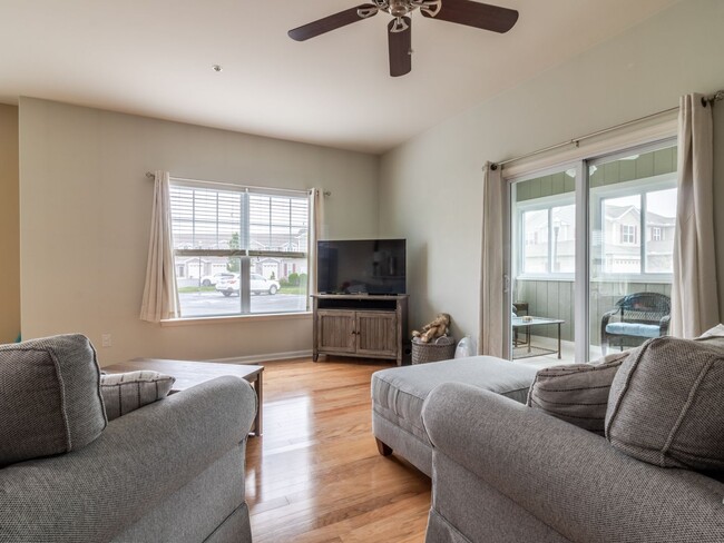 Building Photo - YEAR-ROUND - UNFURNISHED - CONDO  - WOODS ...