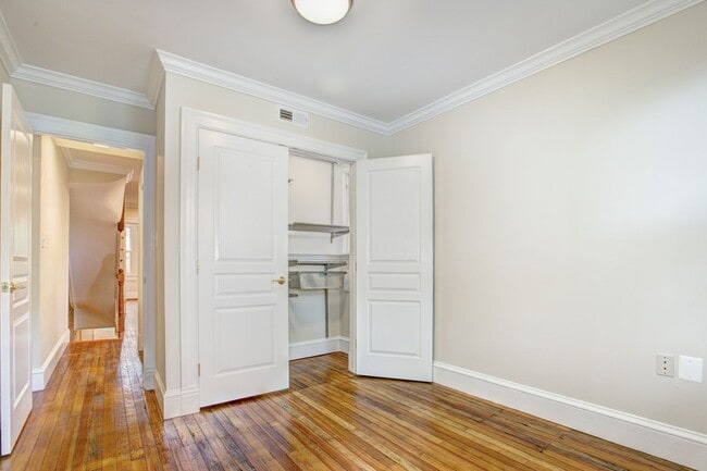 Building Photo - 633 C St NE