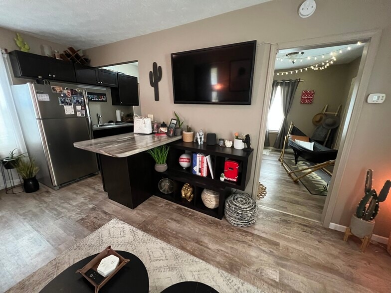 Building Photo - 1205 N Main Ave