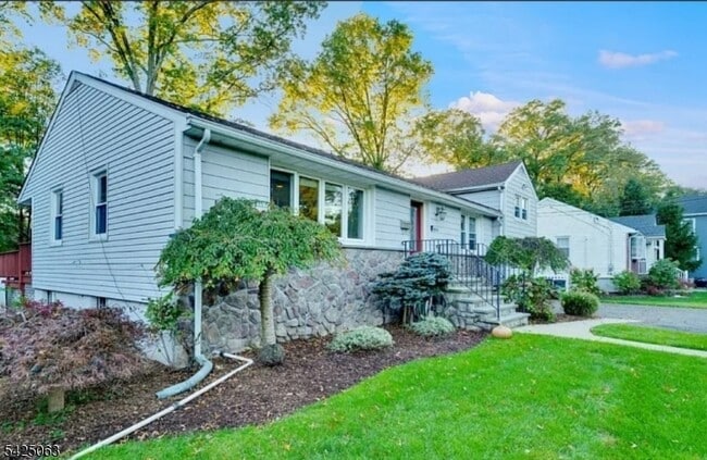 Building Photo - 684 Spring Ave