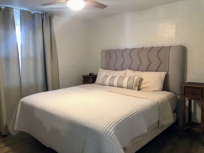 Building Photo - A true Tucson style home near the University of Arizona main campus! Must See!