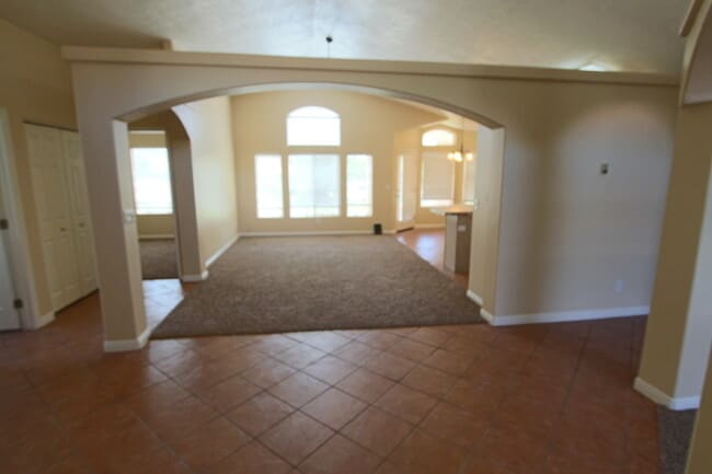 Building Photo - Red Cliffs area 3br / 2 ba home with garage and nice yard