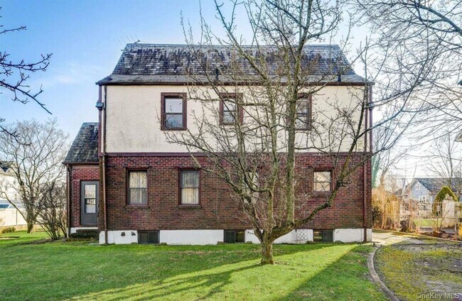 Building Photo - 29 Oak Ave