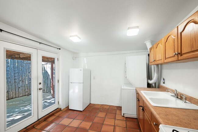 Building Photo - Quaint Studio in Prime Location