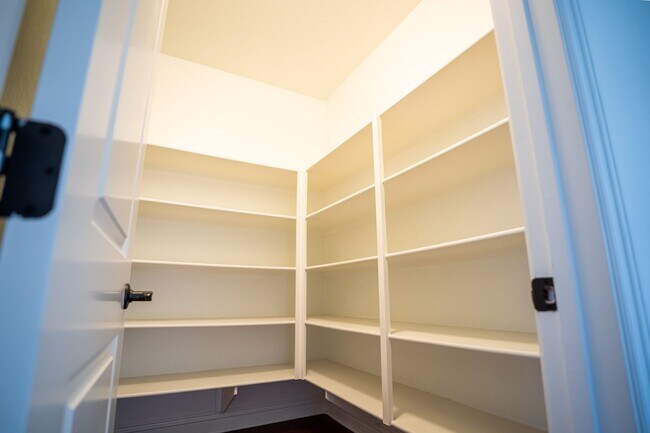 Building Photo - Exceptional estate Located In the highly desirable College Park Community.