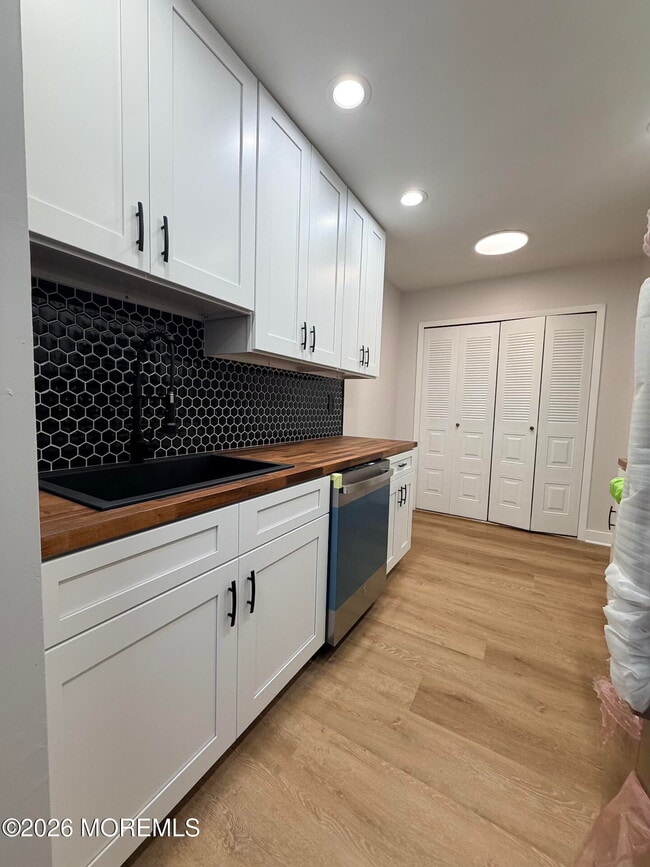 Building Photo - 147 Amberly Dr
