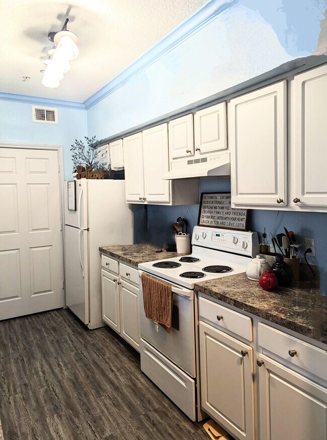 2x2 B4 New paint throughout, includes balc... 911 N Orange Ave