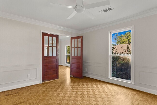 Building Photo - Beautiful 4 Bed 2.5 Bath Available Now!