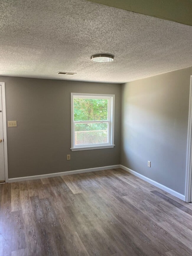 Building Photo - 4 Bedroom 1.5 Bath