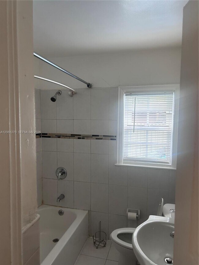 Building Photo - 11108 Peachtree Dr